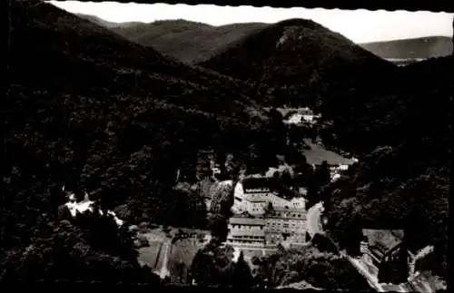 Ak Bad Bergzabern an der Weinstraße Pfalz, Luftaufnahme des Kneippkurorts, umgeben von Wald, Regi