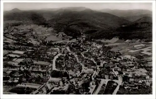 Ak Maikammer an der Weinstraße Pfalz, Luftaufnahme, Stadtansicht, Weinberge, Berge im Hintergrund