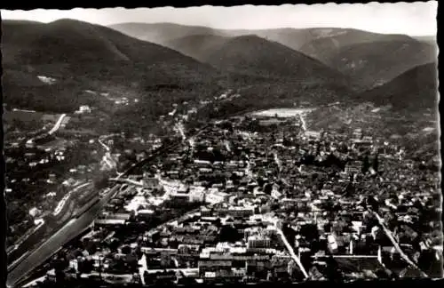 Ak Neustadt an der Weinstraße, Luftaufnahme von Neustadt, Berge im Hintergrund,  Stadtstruktur