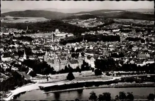Ak Aschaffenburg in Unterfranken, Luftaufnahme von Aschaffenburg, Schloss Johannisburg, Umgebung,