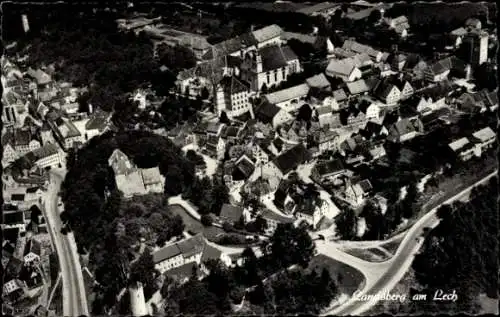 Ak Landsberg am Lech Oberbayern, Luftaufnahme der Stadt,  Gebäude, Straßenverlauf, Natur, Stadtan