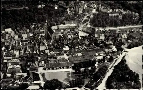Ak Landsberg am Lech Oberbayern, Luftaufnahme,  Gebäude, Stadtansicht, Fluss, Bäume