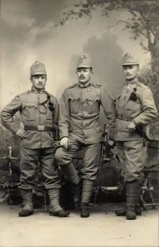 Foto Ak Drei KuK Soldaten in Uniform, Portrait