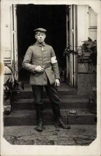 Foto Ak Deutscher Soldat in Uniform, Sanitäter, Rotes Kreuz, Portrait