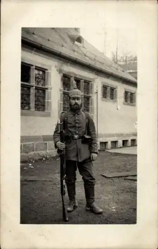 Foto Ak Deutscher Soldat in Uniform mit Gewehr, Portrait