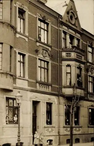 Ak Wanne Herne im Ruhrgebiet, Zweifamilienhaus, Kinder an Fenstern, Laterne, Bäume, Altbau