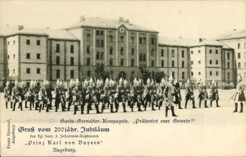 Ak Augsburg in Schwaben, Garde Grenadier-Kompagnie, 200jähr. Jubiläum, Präsentiert das Gewehr