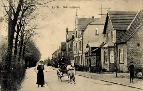 Ak Leck in Nordfriesland, Bahnhofstraße, alte Gebäude, Frau mit Kinderwagen, Pferd