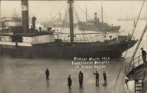 Foto Ak Kiel in Schleswig Holstein, Eingefrorene Dampfer im Hafen, strenger Winter 1922,Tilly Russ I