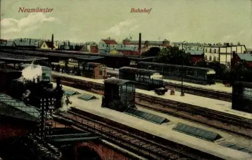 Ak Neumünster in Holstein, Bahnhof  Gleise, Züge, Gebäude, industrielle Architektur