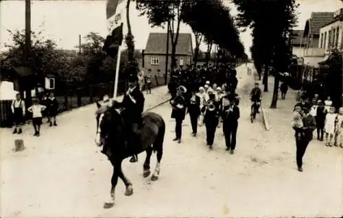 Ak Einfeld Neumünster in Holstein, Parade mit Reiter und Musikern, Kinder beobachten das Geschehe