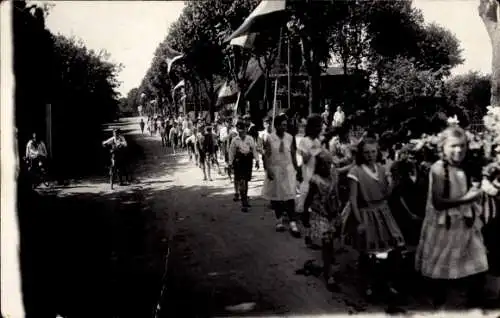 Foto Ak Einfeld Neumünster in Holstein, Ringreiten, Festzug