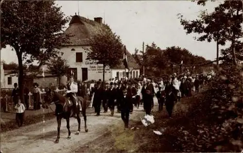 Foto Ak Einfeld Neumünster in Holstein, Ringreiten, Festzug, Geschäftshaus