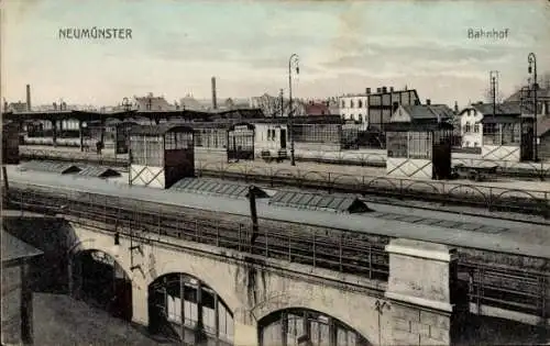 Ak Neumünster in Holstein, Bahnhof   Gebäude, Schienen und Bahnsteige