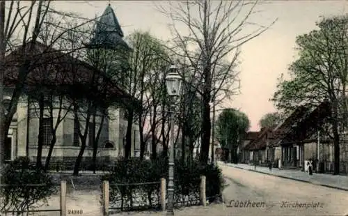 Ak Lübtheen in Mecklenburg, Kirchenplatz, Bäume, Straßenansicht, Laterne,  Architektur