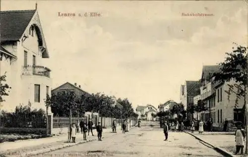 Ak Lenzen an der Elbe Prignitz, Bahnhofstraße,  Ansicht, Menschen auf der Straße, Häuser