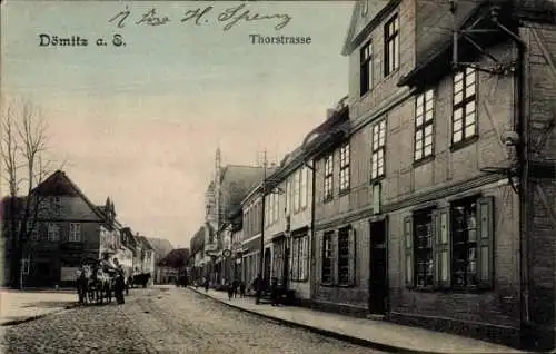 Ak Dömitz an der Elbe Mecklenburg, Thorstraße, Häuser, Pferdewagen
