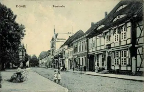 Ak Dömitz, Blick in die Torstraße, Kinder