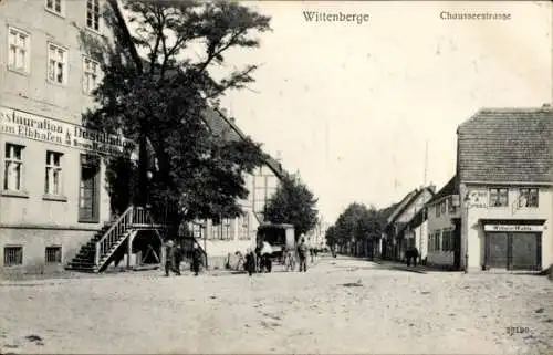 Ak Wittenberge an der Elbe Prignitz,  Chausseestraße, Gebäude an der Straße, Oldtimers, Menschen
