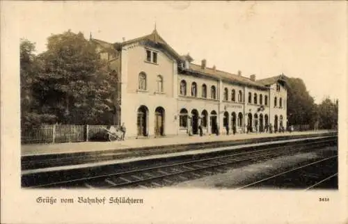 Ak Schlüchtern in Hessen, Bahnhof  Grüßkarte, bahnhof, Personen,  Architektur