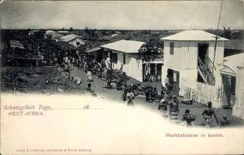 Ak Lome Togo, Marktstraße, westafrikanische Architektur, Menschen auf der Straße