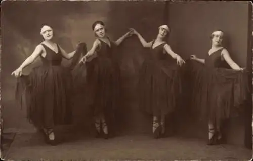 Foto Ak Tanzende Frauen in schwarzen Kleidern