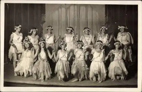 Ak Görlitz, Gruppenfoto der Tänzerinnen