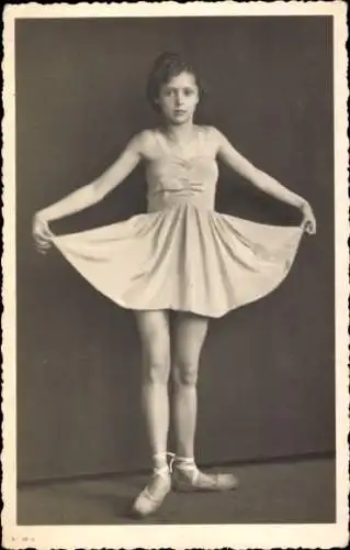 Foto Ak Mädchen in weißem Tanzkleid, Porträt