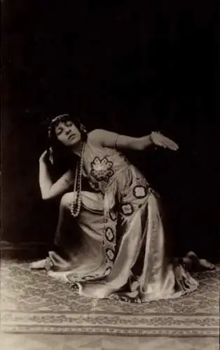 Foto Ak Tanzende Frau, Tanzkleid, Perlen