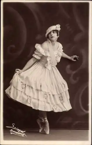 Foto Ak Tanzende Frau, Weißes Kleid, Ballett