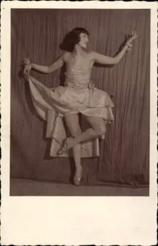 Foto Ak Tanzende Frau, Tanzkleid, Tänzerin
