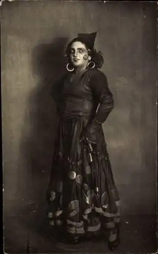 Foto Ak Frau in schwarzem Kleid, Ohrringe, Tänzerin