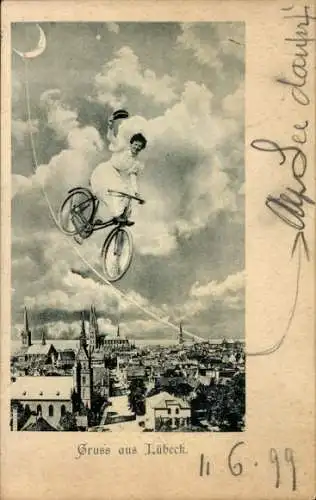 Ak Hansestadt Lübeck, Radfahrerin auf einem Seil über der Stadt, Fotomontage
