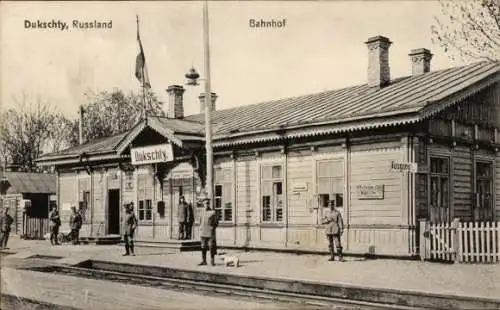 Ak Dukschty Russland, Bahnhof Gleisseite, deutsche Soldaten, I WK