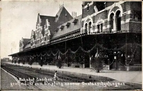 Ak Esschen Essen Flandern Antwerpen, Bahnhof, geschmückt zum Empfang der Austauschgefangenen