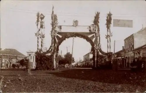 Foto Ak Nisch Nis Serbien, Ferdinandstraße, Festtor, Besuch Zar Ferdinand von Bulgarien, 1916