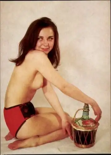 Ak brünette Erotikdarstellerin, barbusig, Slip, Flasche, Frauenakt