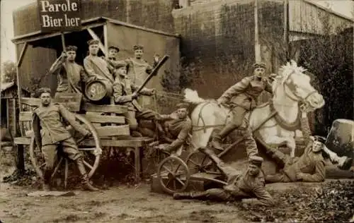 Ak Deutsche Soldaten, Gruppenbild, Parole Bier her