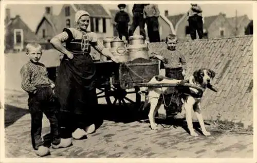 Ak Spakenburg Utrecht Niederlande, Frau mit Milchkannen, Hund und zwei Jungen.