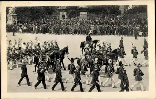 Ak Berlin Mitte, Kaiser Wilhelm an der Spitze der Fahnenkompagnie, Parade