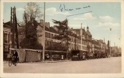 Ak Thiais Val de Marne, Stadtansicht mit Straßen, Lkw, Fahrrädern, Bäumen, Häusern