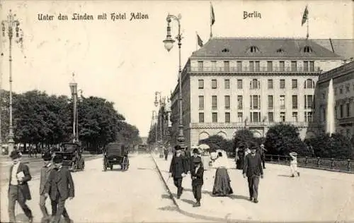 Ak Berlin Mitte, Unter den Linden, Passanten vor dem Hotel Adlon, Fontäne, Autos