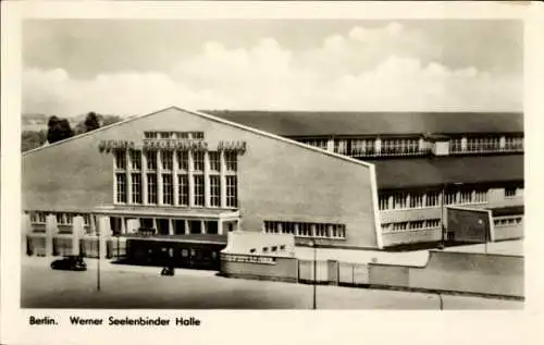 Ak Berlin Charlottenburg, Werner Seelenbinder Halle, Gebäudeansicht, Stadtansicht, schwarz-weiß