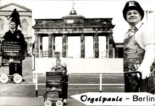 Ak Berlin, Berliner Originale, Orgelpaule und Huthmacher, Brandenburger Tor, Drehorgel, Leierkasten