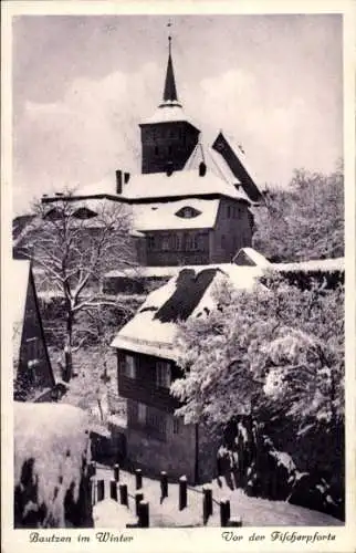 Ak Bautzen in der Oberlausitz, Winterliche Landschaft, schneebedeckte Gebäude, Kirche, Wolken