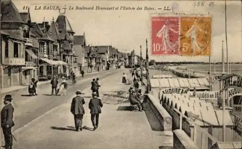 Ak La Baule Loire Atlantique, Strandpromenade, Menschen auf der Straße, Strandkorb, Gebäude