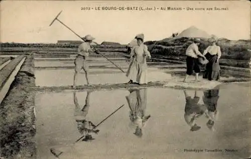 CPA Le Bourg de Batz Loire Atlantique, au Marais, une visite aux salines