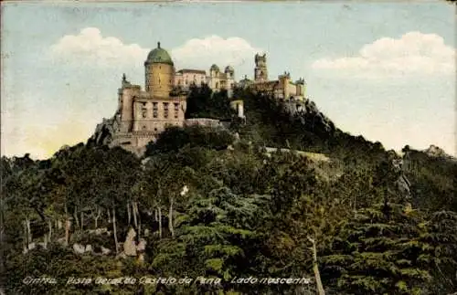 Ak Sintra Cintra Portugal, Schloss mit bunten Gebäuden, bewaldeter Hügel, sonniger Himmel, maleri