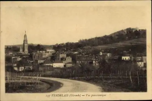 Ak Verdelais Gironde, Panoramablick auf  Kirche im Hintergrund, Weinberge
