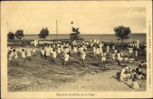 Ak Langon Gironde, Vorderseite mit Kindern beim Ballspielen am Strand